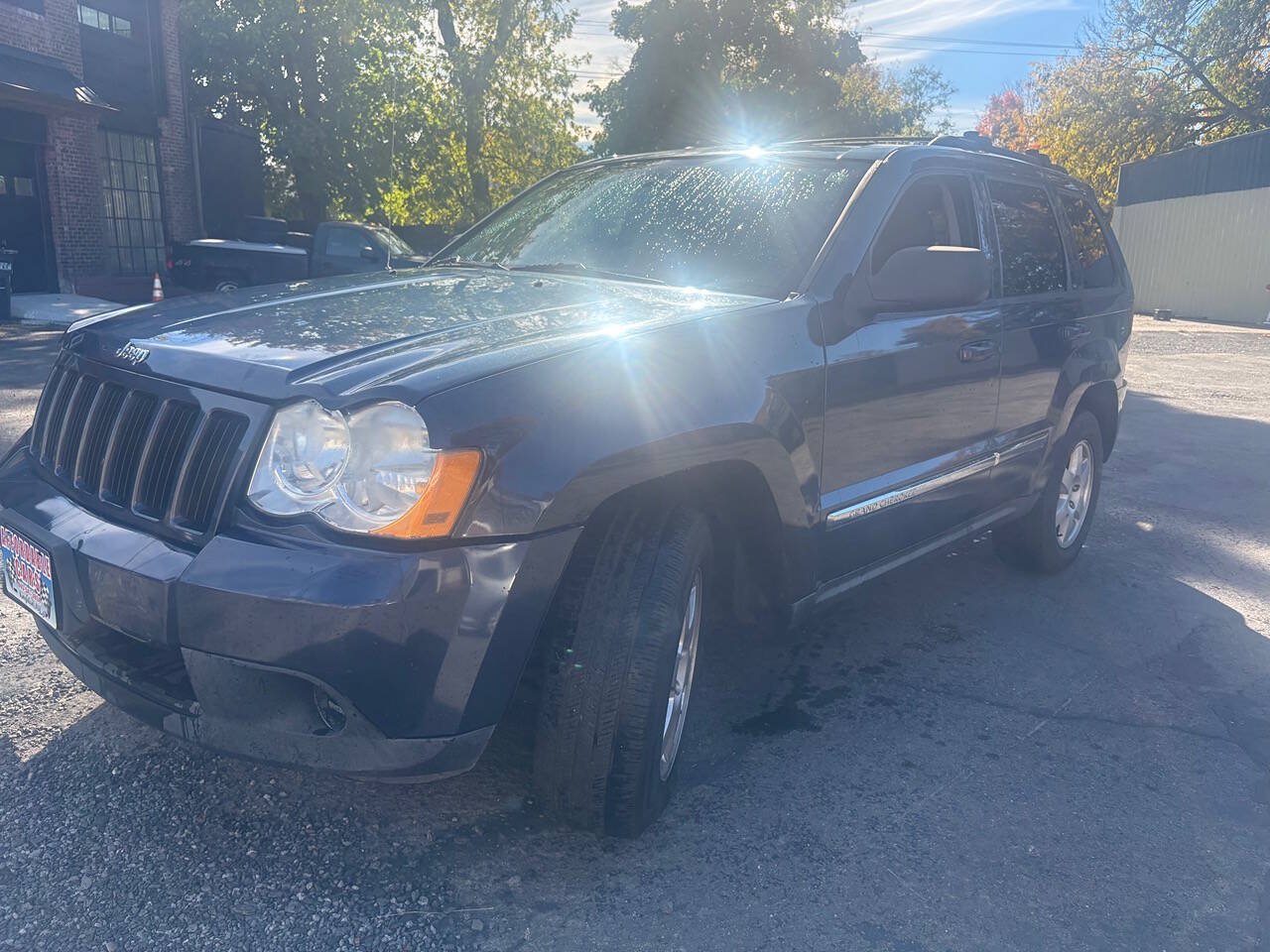 Used 2010 Jeep Grand Cherokee Laredo AWD/4WD image 2