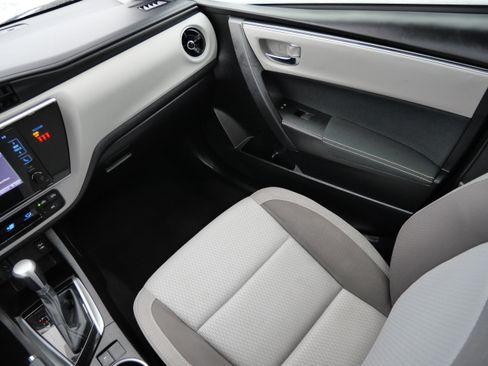 Used 2018 Toyota Corolla LE image 11