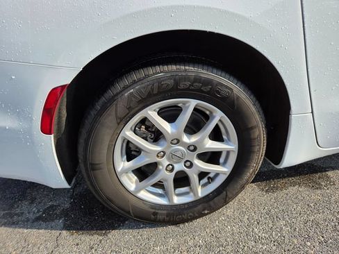 Used 2024 Chrysler Pacifica Touring-L FWD image 29