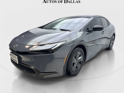 Used 2025 Toyota Prius LE FWD image 2