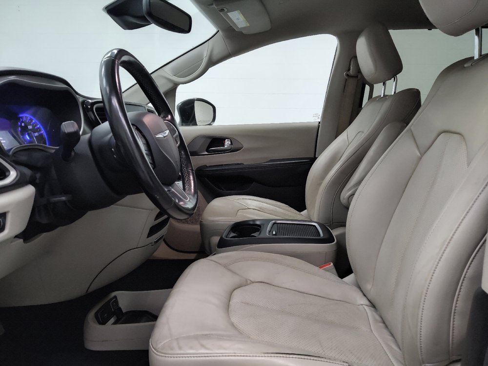 Used 2021 Chrysler Pacifica Touring-L FWD image 17