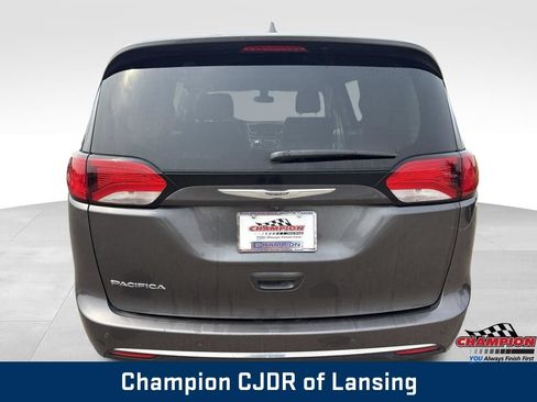 Used 2017 Chrysler Pacifica Touring-L w/ Tire & Wheel Group FWD image 7