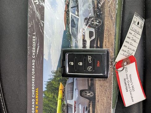 Used 2023 Jeep Grand Cherokee Limited w/ Black Appearance Package AWD/4WD image 22