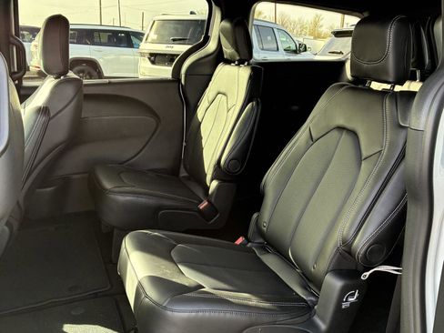 New 2026 Chrysler Pacifica Select image 6