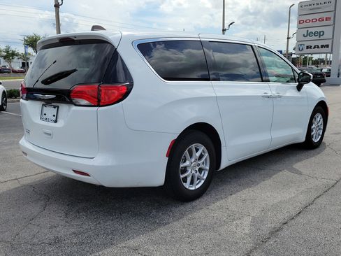 Used 2023 Chrysler Voyager LX FWD image 7