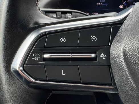 Used 2025 Chevrolet Traverse LT image 26