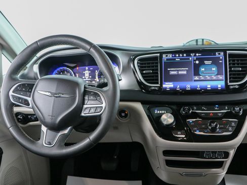 Used 2024 Chrysler Pacifica Touring-L FWD image 17