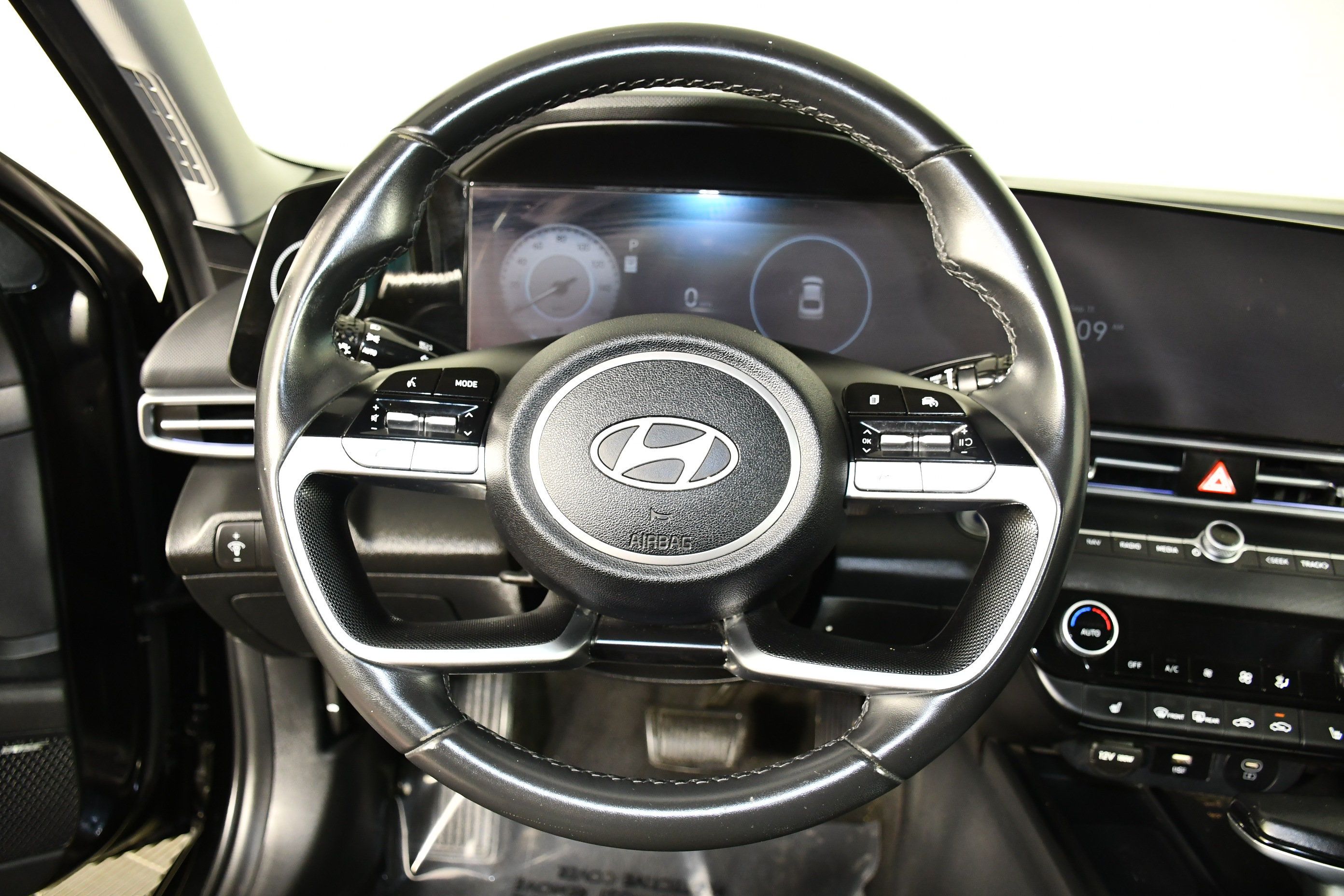 Used 2025 Hyundai Elantra Limited FWD image 12