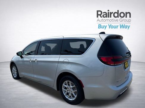 Used 2024 Chrysler Pacifica Touring-L FWD image 5