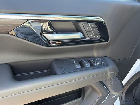 New 2026 Chevrolet Suburban Z71 w/ Comfort Package AWD/4WD image 16