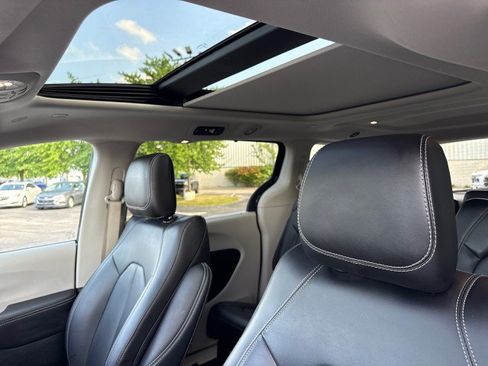 Used 2023 Chrysler Pacifica Touring-L AWD/4WD image 27