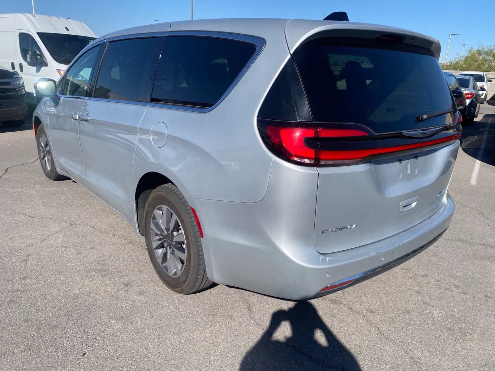 Used 2024 Chrysler Pacifica Limited FWD image 9