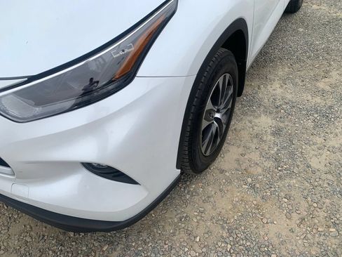 Used 2022 Toyota Highlander XLE FWD image 2