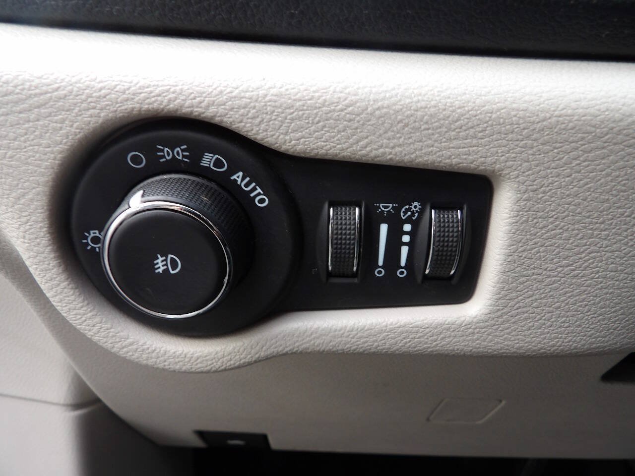 Used 2021 Chrysler Pacifica Touring-L FWD image 15