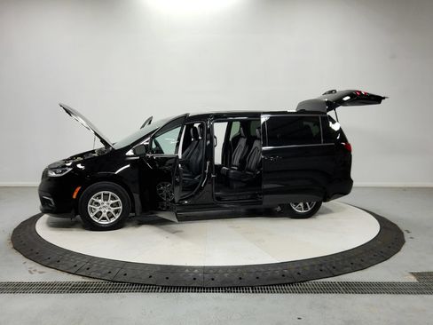 Used 2025 Chrysler Pacifica Select FWD image 13