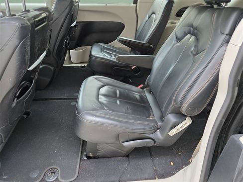 Used 2019 Chrysler Pacifica Touring-L Plus w/ Advanced Safetytec Group image 15