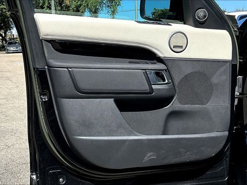 Used 2023 Land Rover Discovery Metropolitan Edition image 25