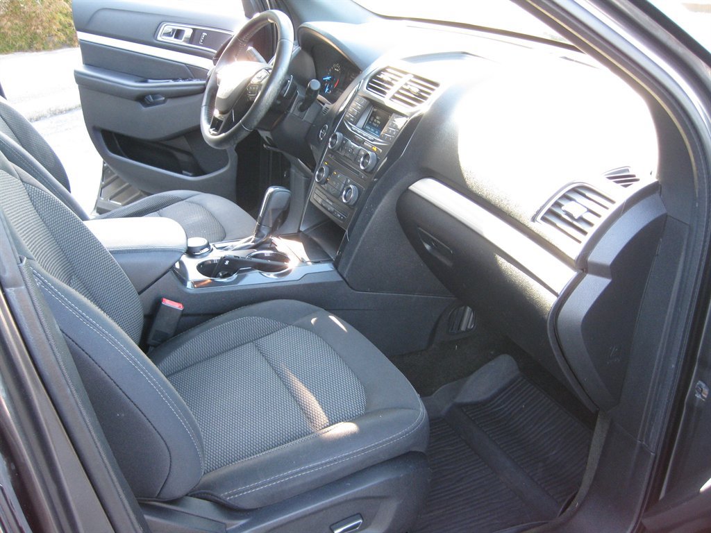 Used 2017 Ford Explorer XLT AWD/4WD image 33