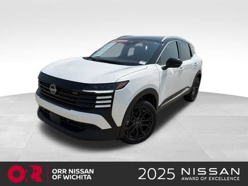 Used 2025 Nissan Kicks SR w/ SR Premium Package FWD image 1