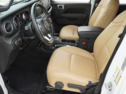 Used 2019 Jeep Wrangler Unlimited Sahara image 15