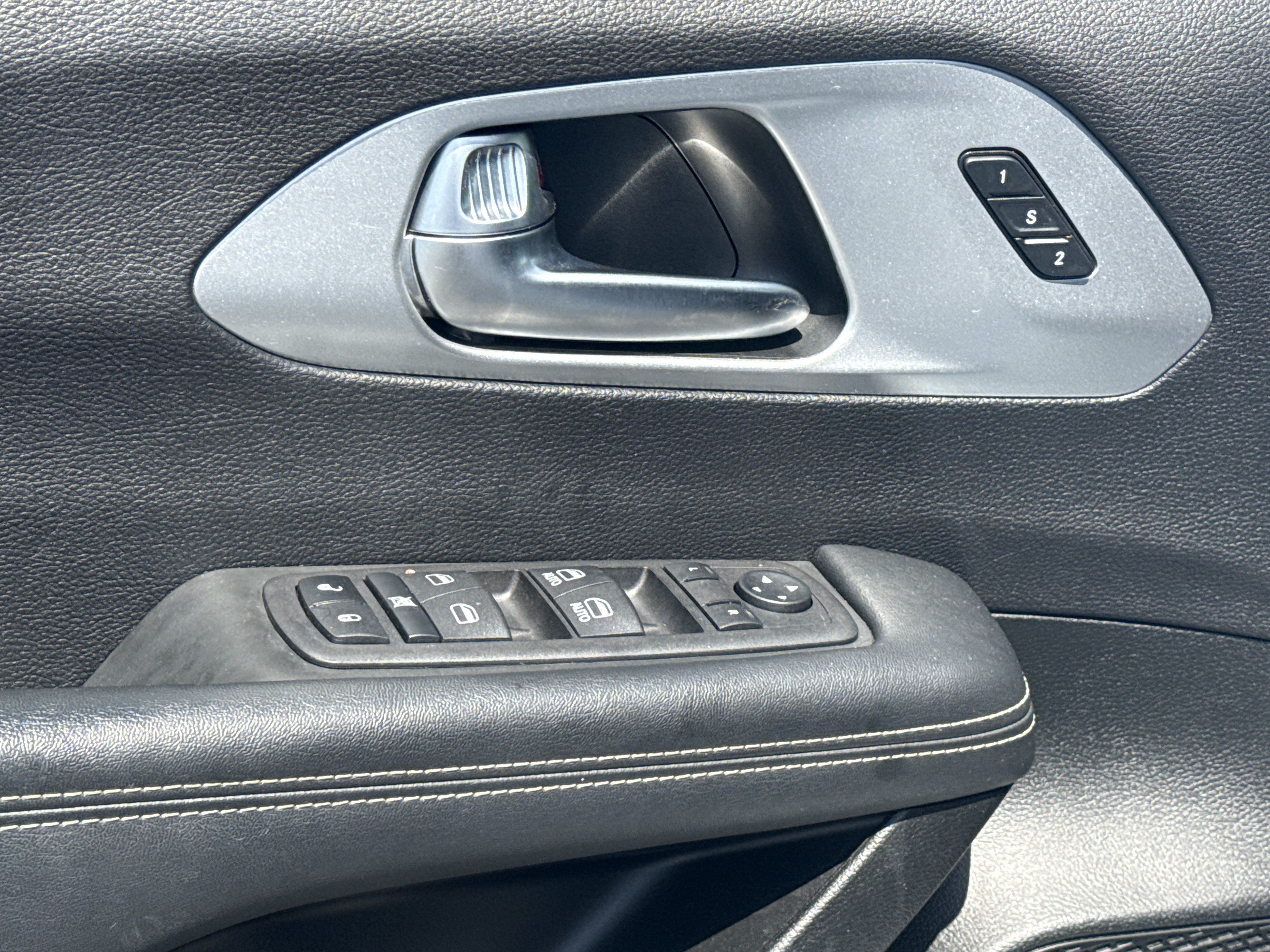 Used 2023 Chrysler Pacifica Touring-L w/ S Appearance Package FWD image 14