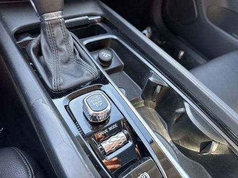 Used 2020 Volvo XC60 T5 Momentum image 25