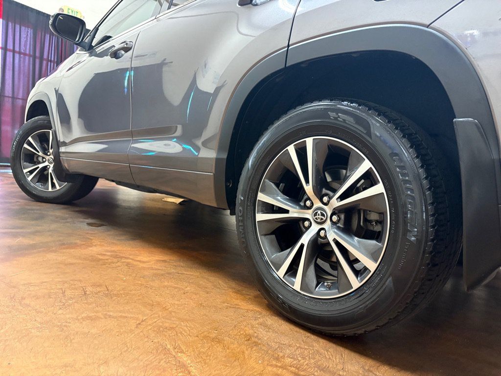 Used 2018 Toyota Highlander LE AWD/4WD image 32
