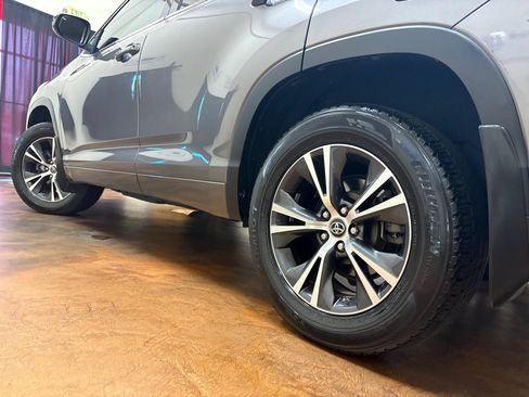 Used 2018 Toyota Highlander LE AWD/4WD image 32
