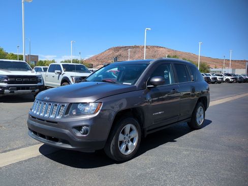 Used 2017 Jeep Compass Latitude FWD image 8