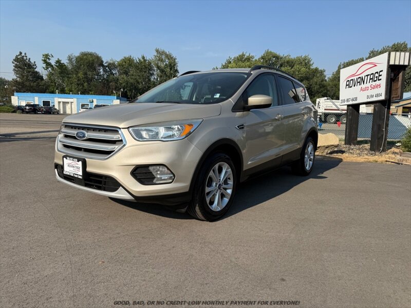 Used 2018 Ford Escape SE w/ Ford Safe & Smart Package AWD/4WD image 3