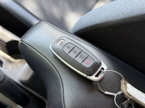 Used 2025 Nissan Versa SV w/ Trunk Package image 21