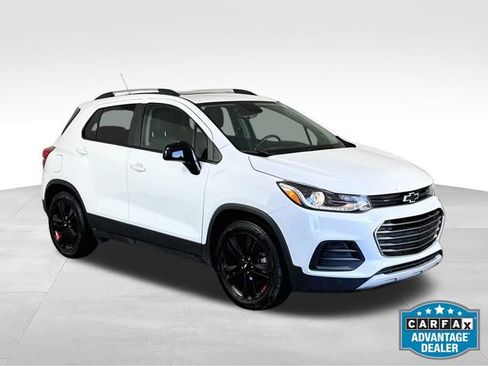 Used 2020 Chevrolet Trax LT w/ Sun & Sound Package FWD image 2