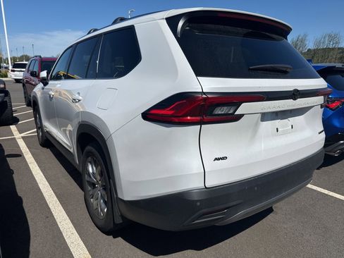 Used 2024 Toyota Grand Highlander AWD image 3