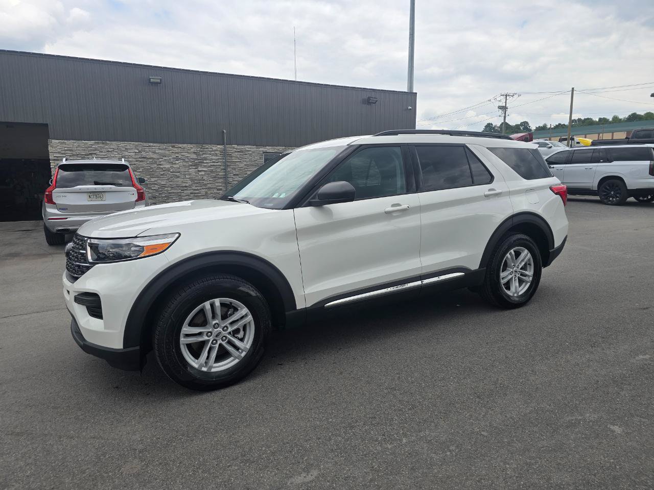 Used 2024 Ford Explorer XLT w/ Class IV Trailer Tow Package AWD/4WD image 3