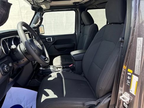 Used 2023 Jeep Gladiator Sport AWD/4WD image 9