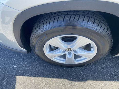 Used 2020 Toyota Highlander LE image 10