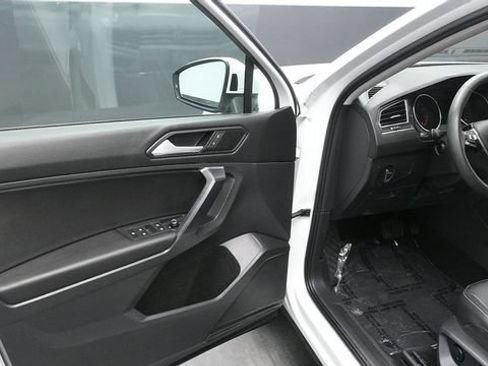 Used 2021 Volkswagen Tiguan SE w/ Panoramic Sunroof Package AWD/4WD image 17