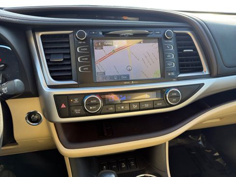 Used 2015 Toyota Highlander XLE image 12