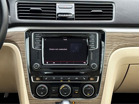 Used 2018 Volkswagen Passat 2.0T SE image 4