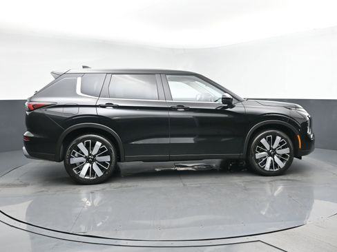 New 2026 Mitsubishi Outlander LE image 3