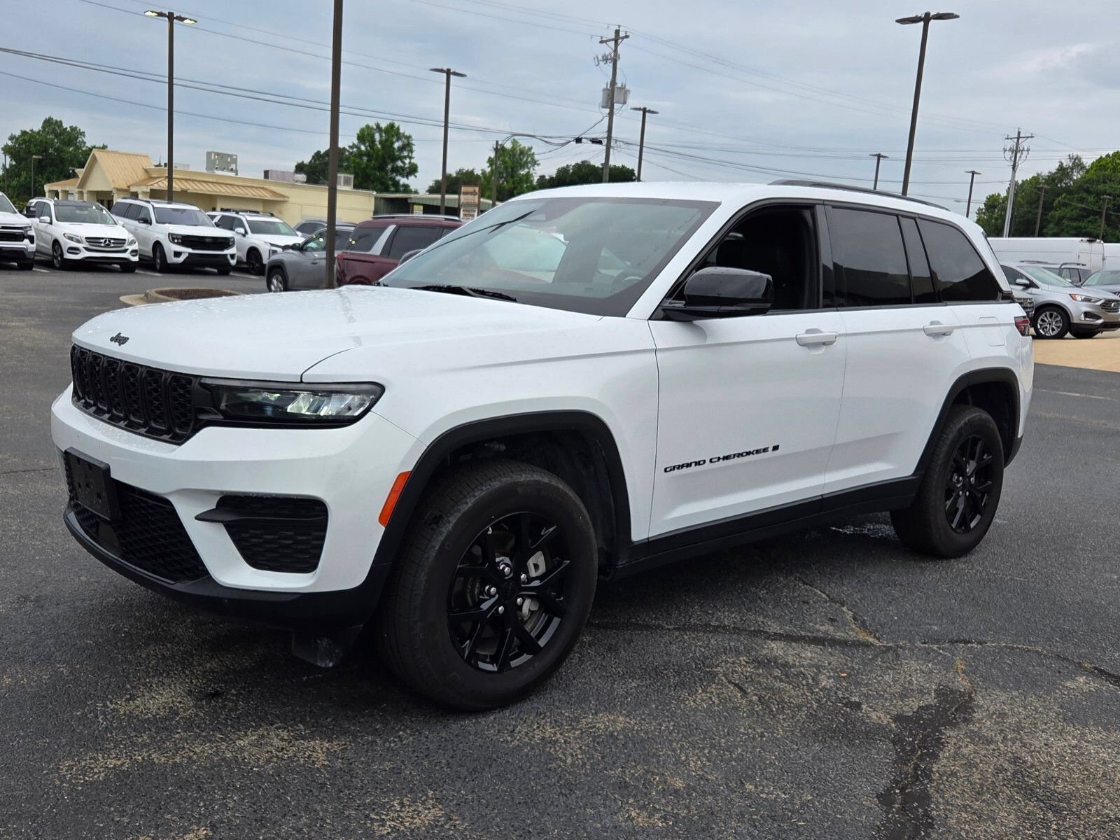 Used 2025 Jeep Grand Cherokee Altitude AWD/4WD image 3