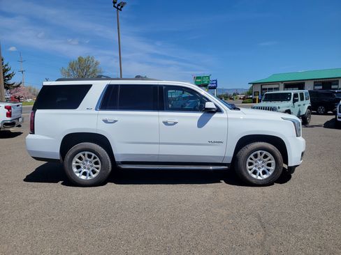 Used 2017 GMC Yukon SLT AWD/4WD image 2