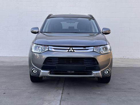Used 2015 Mitsubishi Outlander SE image 2
