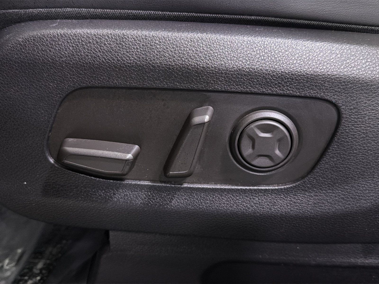 Used 2025 Kia Carnival FWD image 24