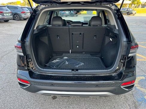 New 2025 Volkswagen Taos SE image 36