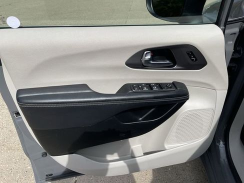 Used 2023 Chrysler Pacifica Touring-L FWD image 10