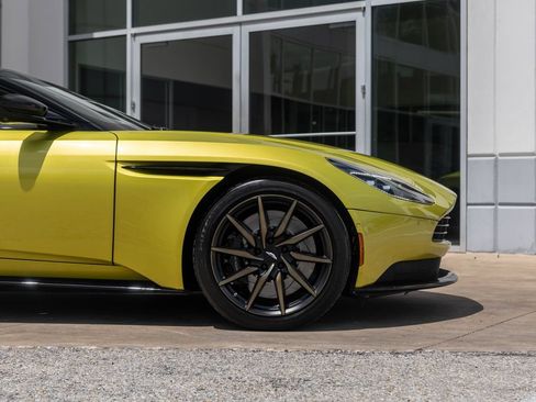 Used 2022 Aston Martin DB11 Volante RWD image 6
