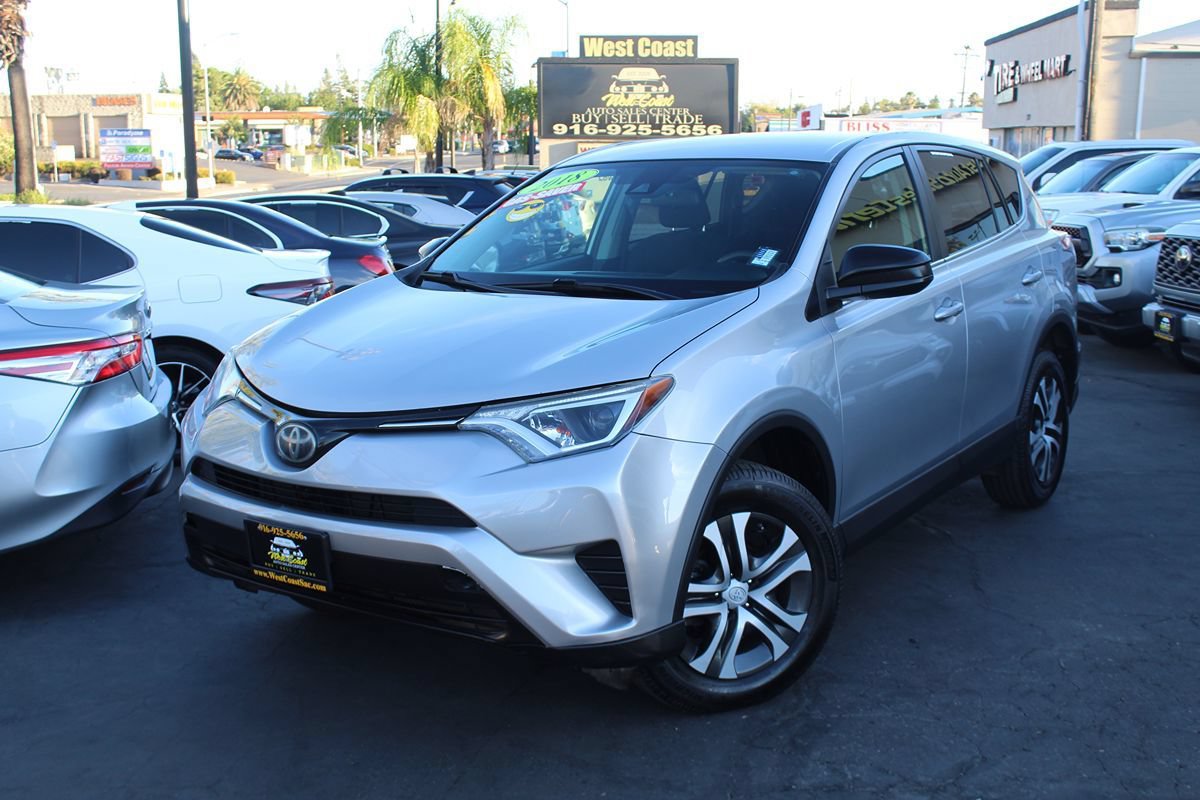 Used 2018 Toyota RAV4 LE FWD image 2