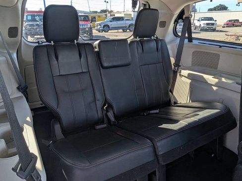 Used 2016 Chrysler Town & Country Touring image 14