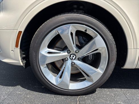 Used 2024 Bentley Bentayga Extended Wheelbase AWD/4WD image 6